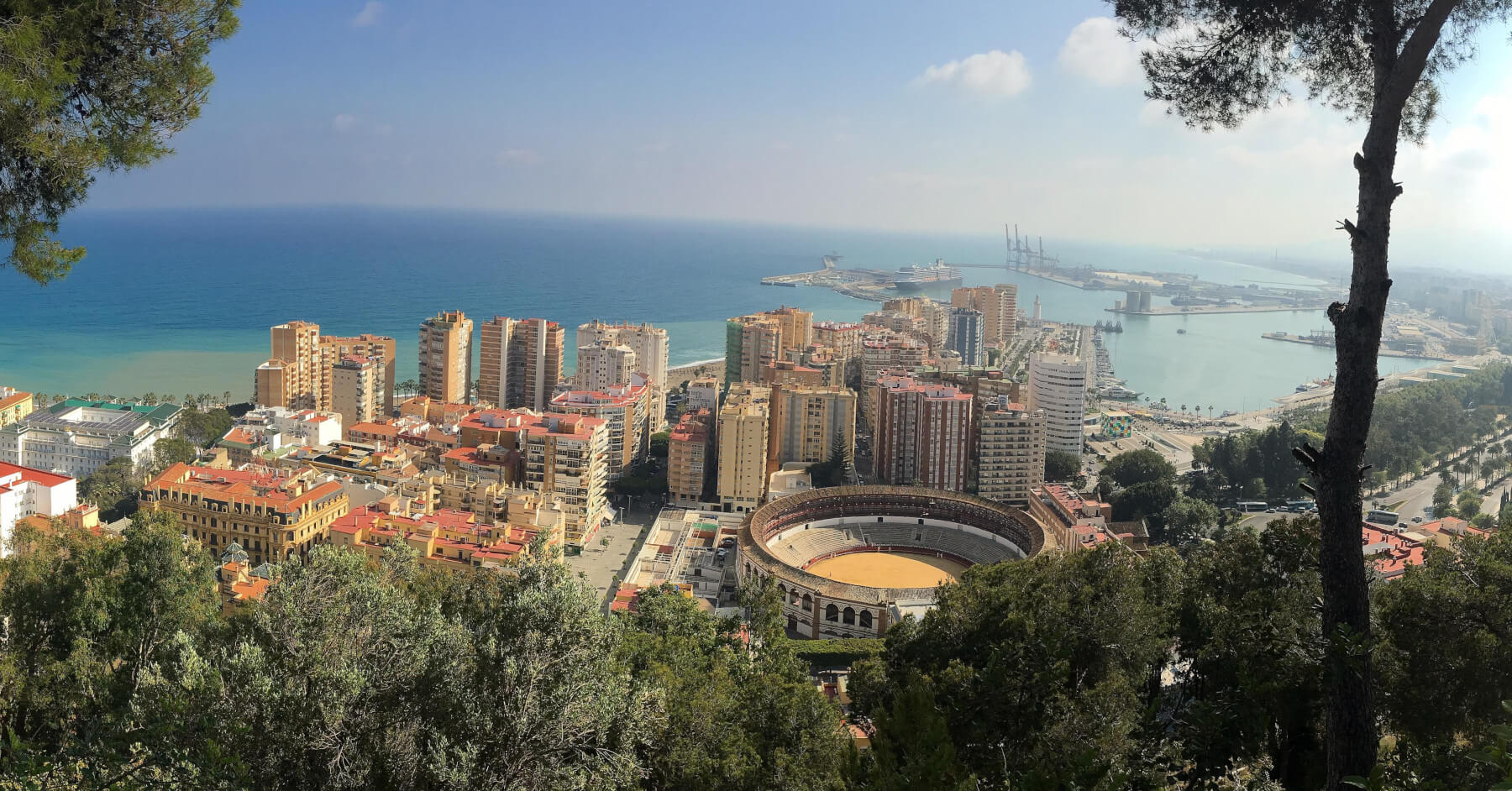 Apartamentos turísticos y vacacionales baratos en Málaga. En la zona centro y en la playa de El Palo. Magnífica ubicación de los apartamentos en Málaga capital.