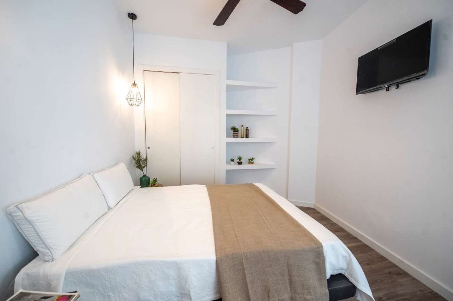 Apartamentos turísticos y vacacionales baratos en Málaga. Buenos precios en la zona de la playa, en El Palo y en la zona centro de la ciudad. Posibilidad de aparcamiento gratuito. - Suites La Merced Apartamento 1B