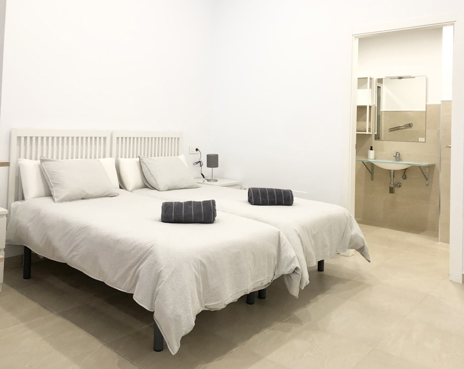Apartamentos turísticos y vacacionales baratos en Málaga. Buenos precios en la zona de la playa, en El Palo y en la zona centro de la ciudad. Posibilidad de aparcamiento gratuito. - Estación Centro VIALIA 5