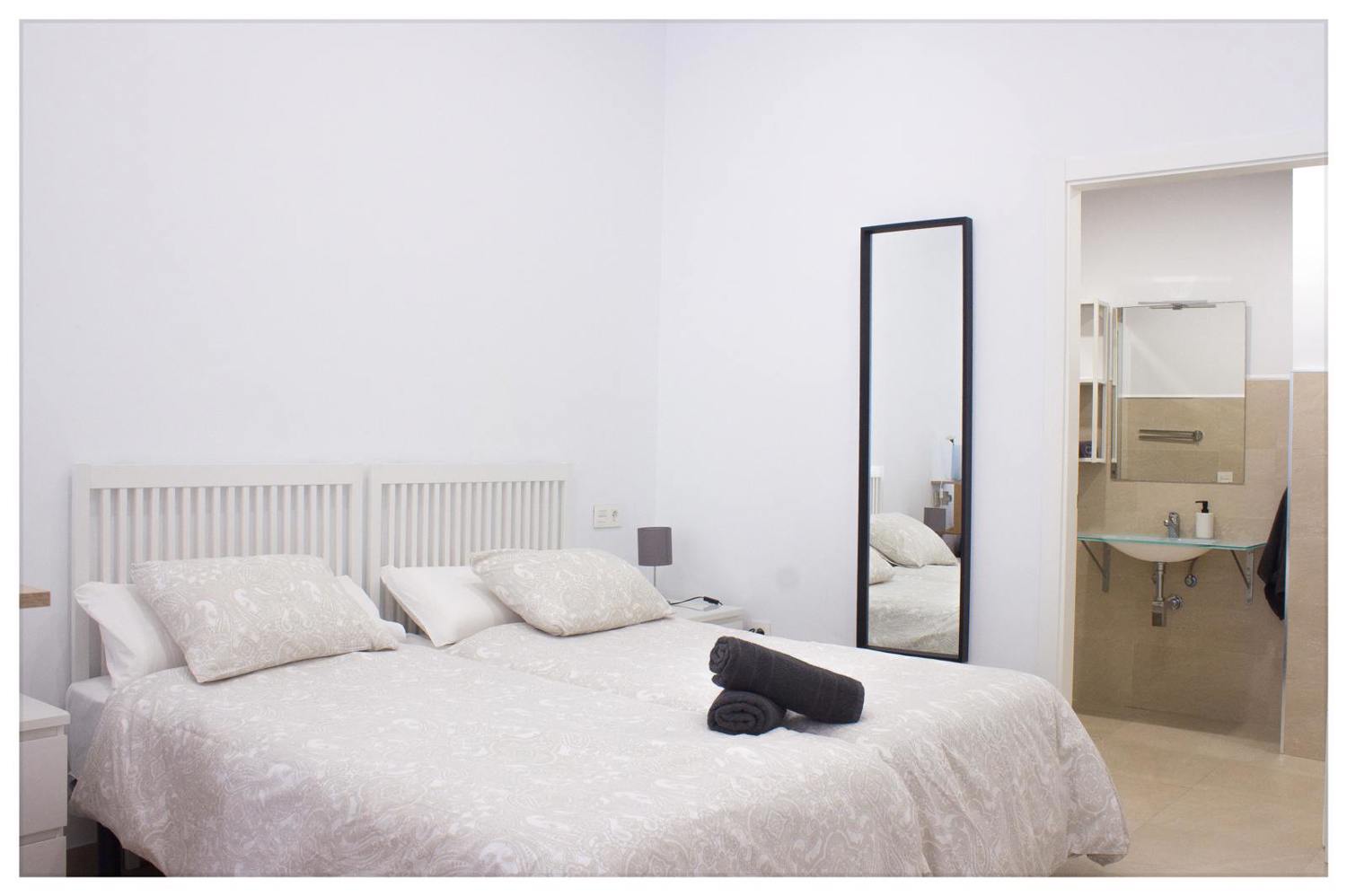 Apartamentos turísticos y vacacionales baratos en Málaga. Buenos precios en la zona de la playa, en El Palo y en la zona centro de la ciudad. Posibilidad de aparcamiento gratuito. - Estación Centro VIALIA 5