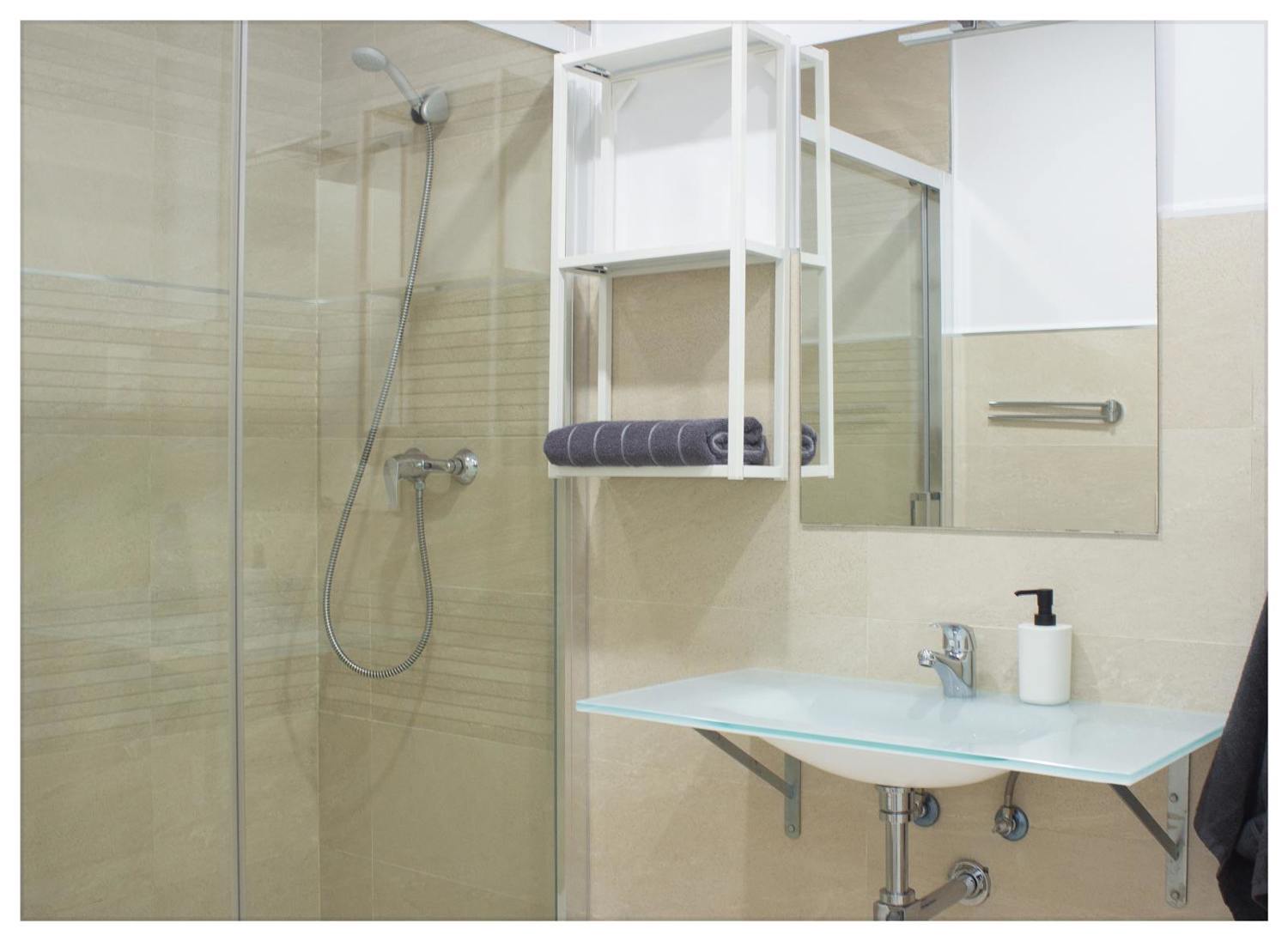 Apartamentos turísticos y vacacionales baratos en Málaga. Buenos precios en la zona de la playa, en El Palo y en la zona centro de la ciudad. Posibilidad de aparcamiento gratuito. - Estación Centro VIALIA 5