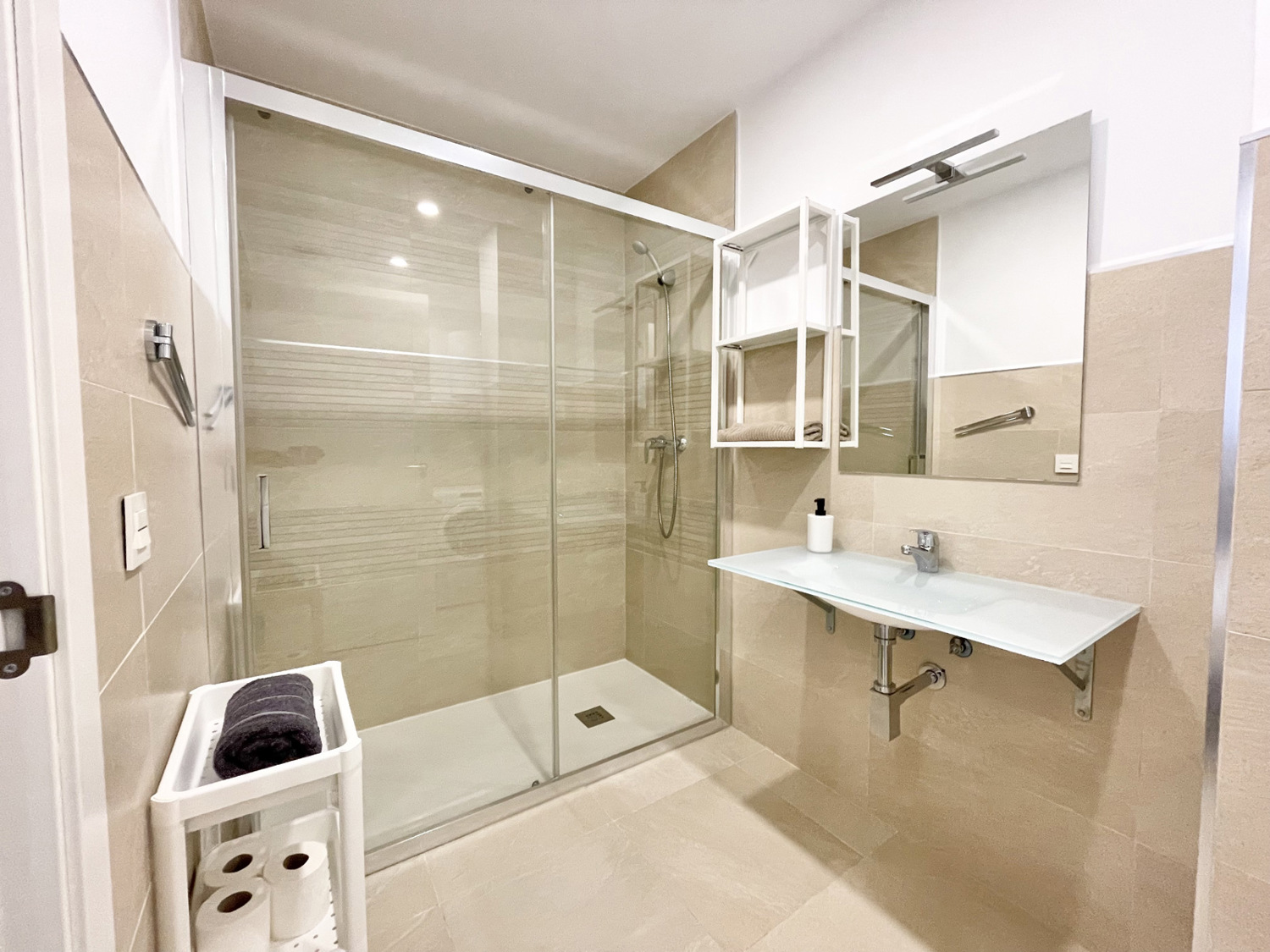 Apartamentos turísticos y vacacionales baratos en Málaga. Buenos precios en la zona de la playa, en El Palo y en la zona centro de la ciudad. Posibilidad de aparcamiento gratuito. - Estación Centro VIALIA 5
