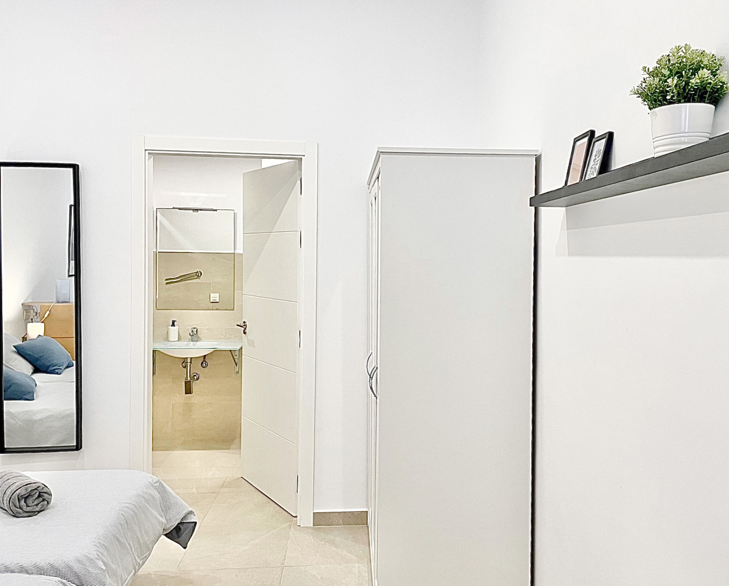 Apartamentos turísticos y vacacionales baratos en Málaga. Buenos precios en la zona de la playa, en El Palo y en la zona centro de la ciudad. Posibilidad de aparcamiento gratuito. - Estación Centro VIALIA 5