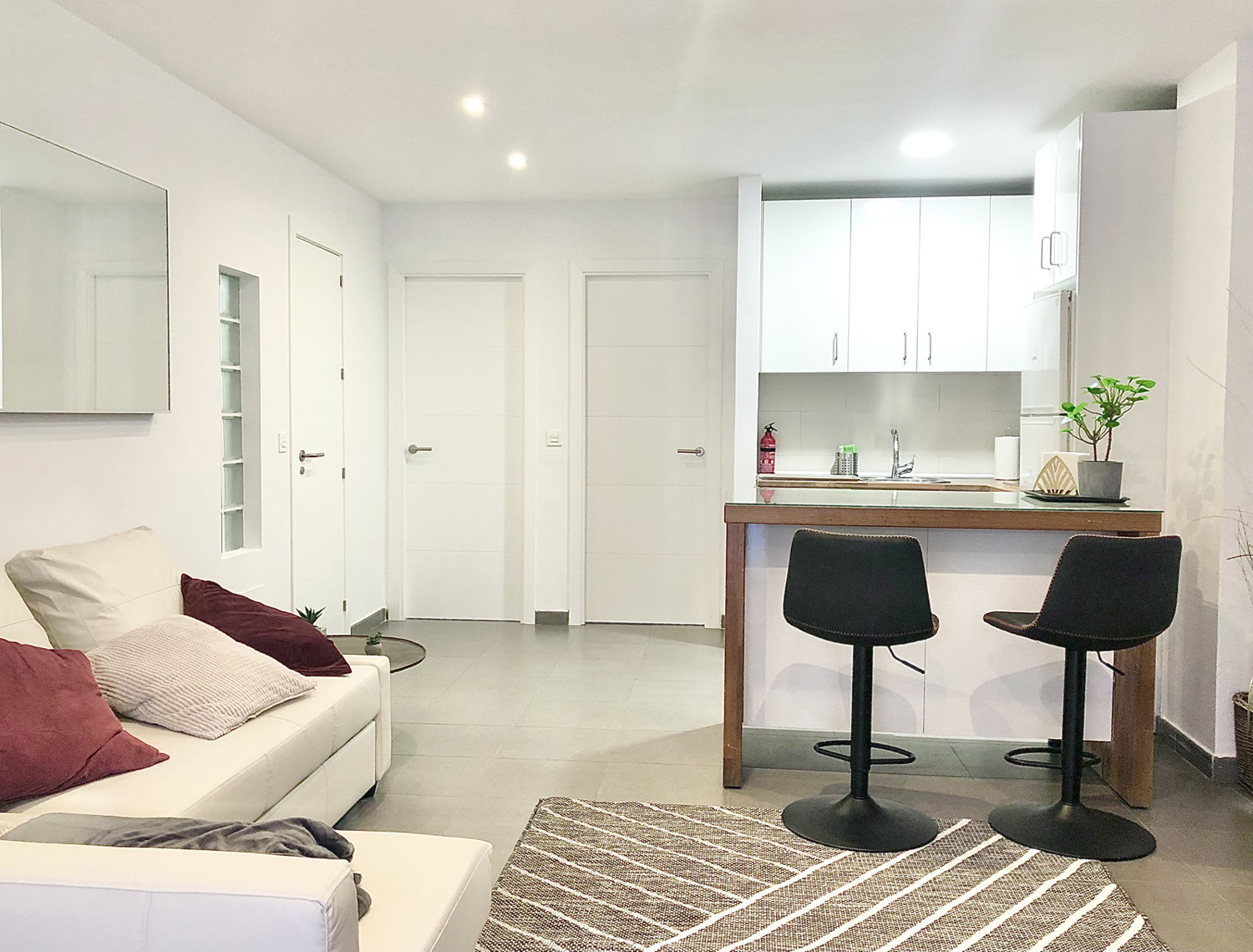 Disfruta de los mejores apartamentos vacacionales en Málaga. Visita VARELA B 2 DORMITORIOS
