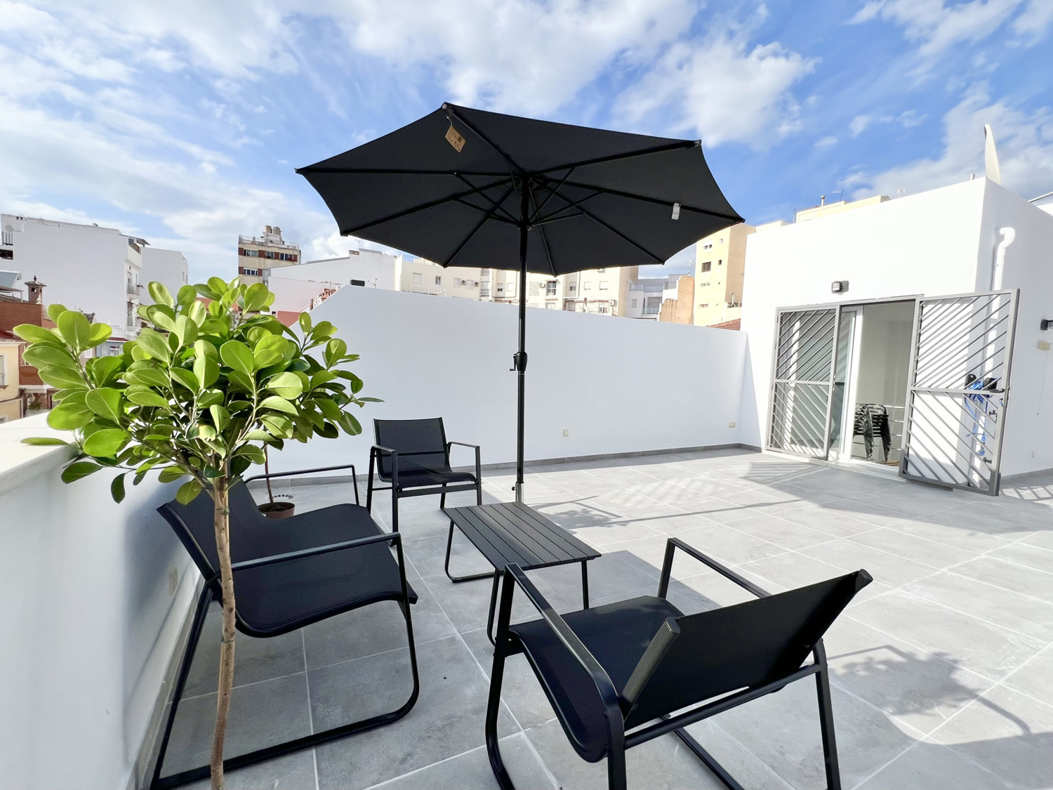 Disfruta de los mejores apartamentos vacacionales en Málaga. Visita VARELA ÁTICO: 2 dormitorios y terraza