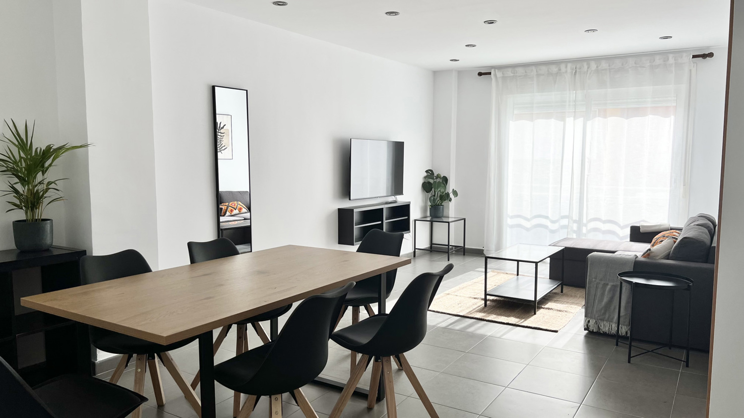 Holiday rental apartaments in Málaga. Apartments in the city center and El Palo beach. The best location in Málaga. - VARELA ÁTICO: 2 dormitorios y terraza